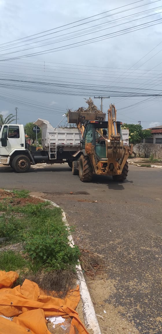 PREFEITURA DE CRISTALINA INTENSIFICA LIMPEZA URBANA E RETIRA ATÉ 15 CAÇAMBAS DE LIXO POR DIA